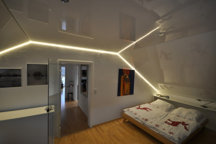 Gespannte Leinwand mit Beleuchtung im Schlafzimmer im Dachgeschoss