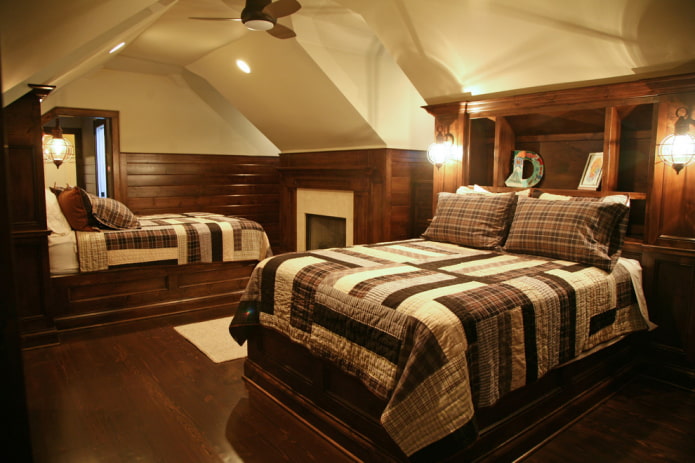 Beige Decke im Dachgeschoss