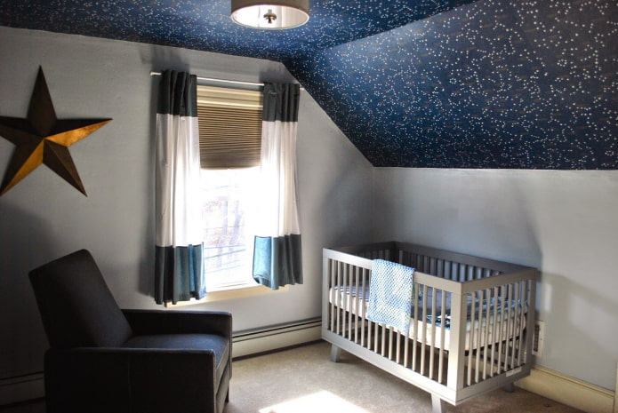 Beige Decke im Dachgeschoss