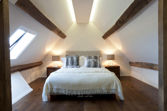 Decke mit Balken im Schlafzimmer im Dachgeschoss