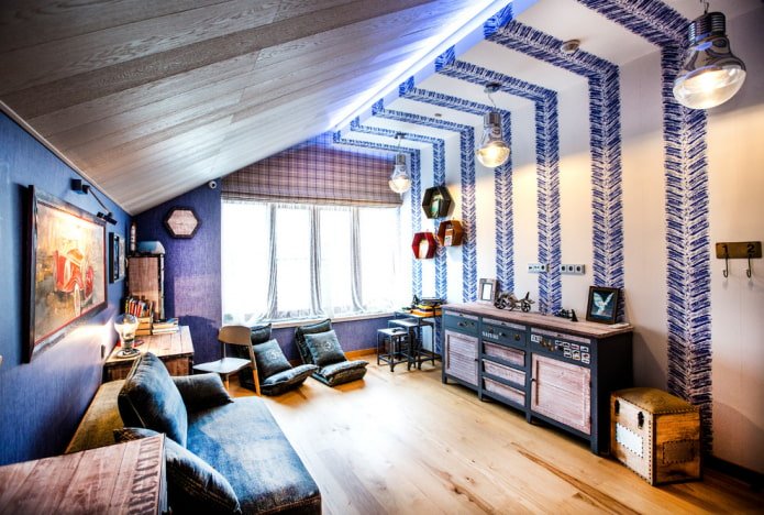 Deckenkonstruktion mit Hintergrundbeleuchtung im Dachgeschosszimmer