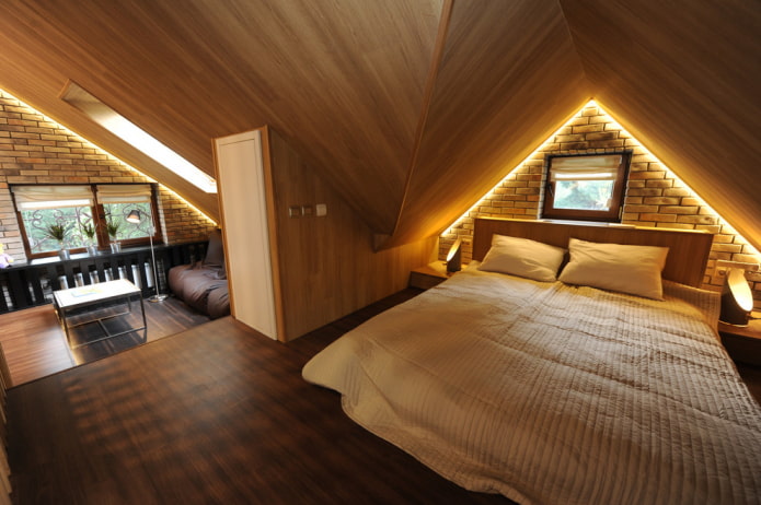 Holzdeckenverkleidung im Schlafzimmer im Dachgeschoss