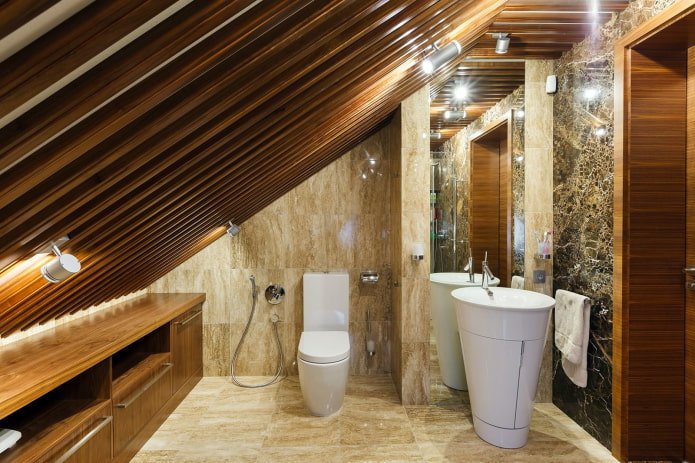 Lamellendecke in der Toilette im Dachgeschoss