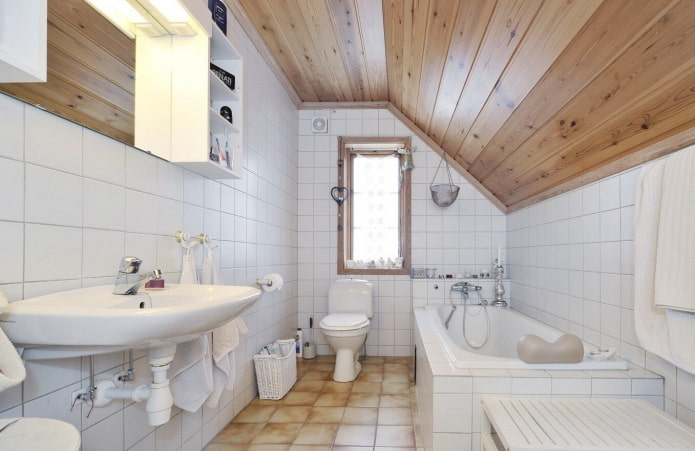 Holzdecke im Badezimmer im Dachgeschoss