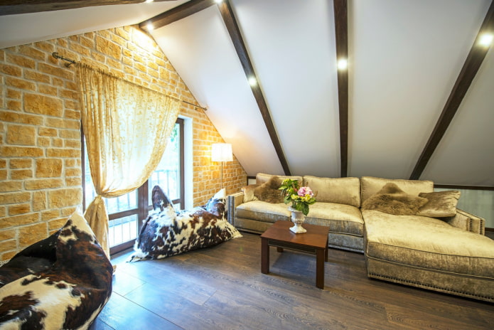 Spanndecke mit Balken im Wohnzimmer im Dachgeschoss