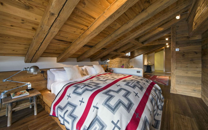 Holzdeckenkonstruktion im Dachgeschoss im Chalet-Stil