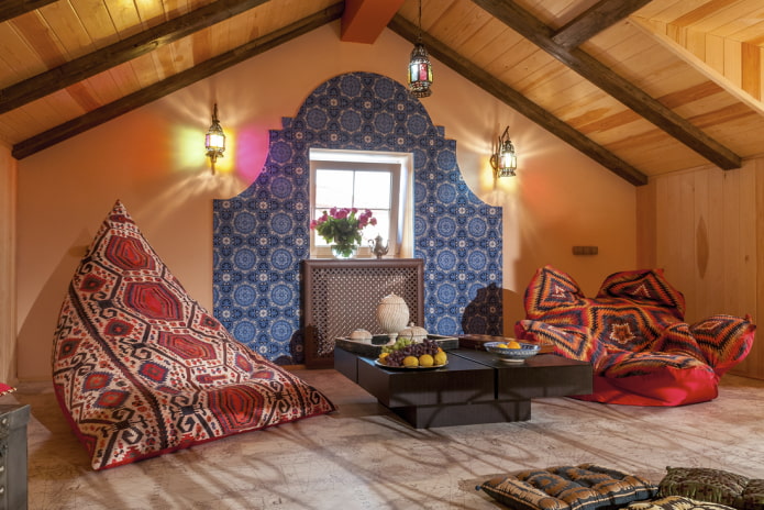 Holzdeckenkonstruktion im Dachgeschoss im orientalischen Stil