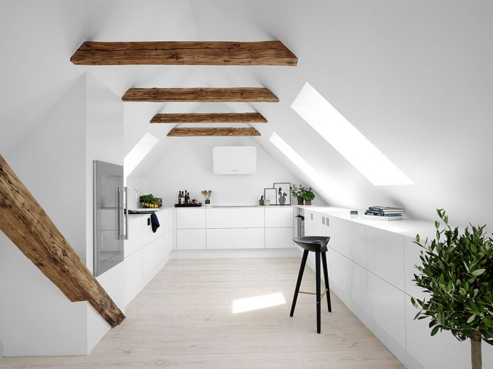 Deckenkonstruktion im Dachgeschoss im minimalistischen Stil