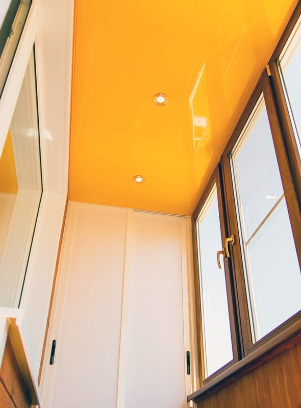 Deckendekoration auf dem Balkon einer Chruschtschow-Wohnung