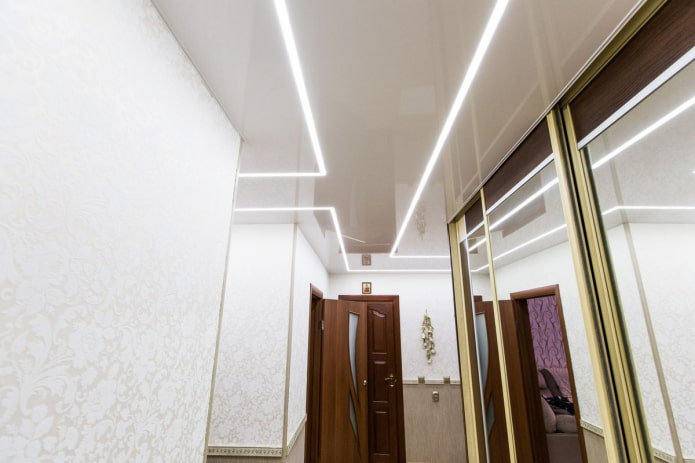 Lichtlinien an der Decke im Innenraum