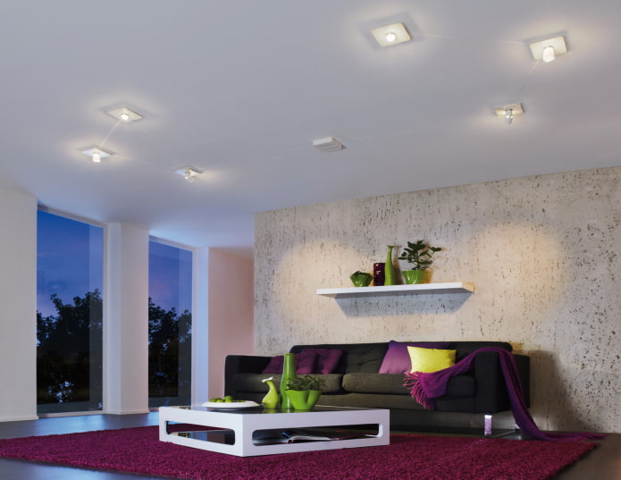 Decke mit Glühbirnen im Innenraum