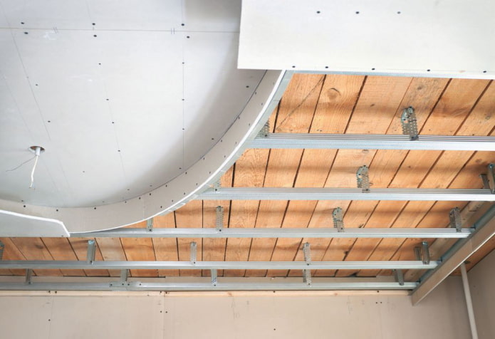 Installation einer zweistöckigen Gipskartondecke