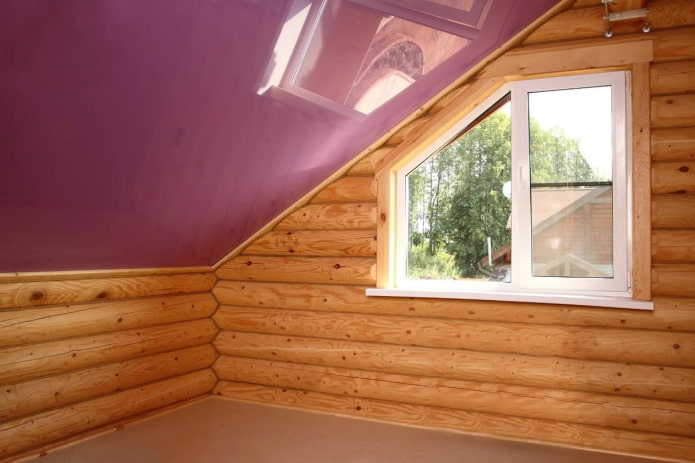 farbige glänzende Spanndecke im Dachgeschoss