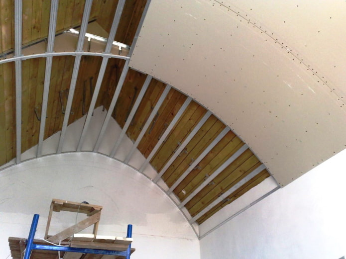 Installation einer gewölbten Gipskartondecke