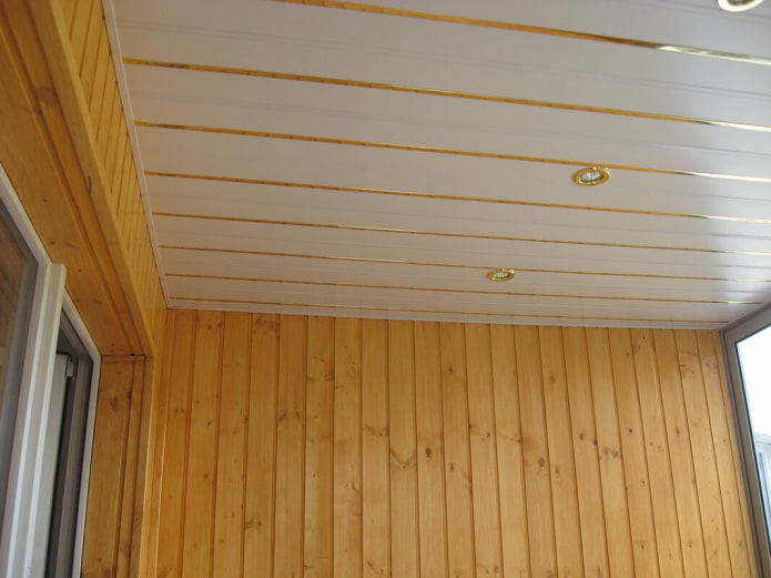 PVC-Platten mit Hintergrundbeleuchtung auf dem Balkon Decke
