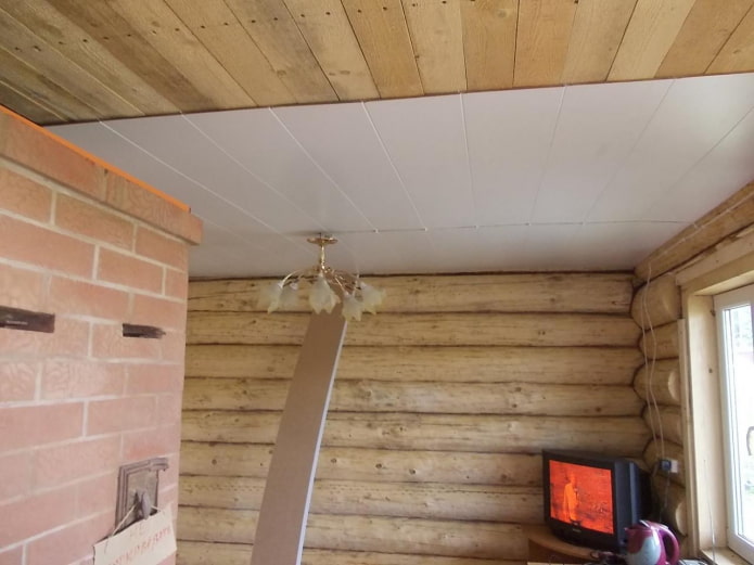 Montage von Kunststoff-Deckenplatten in einem Holzhaus