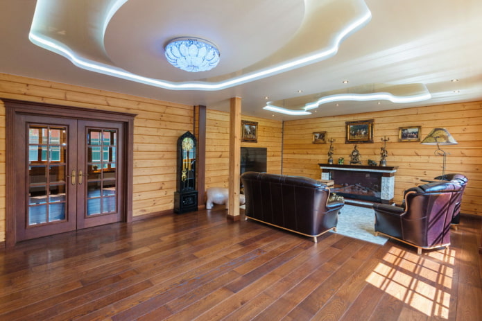 Geschwungene mehrstufige Decke mit Hintergrundbeleuchtung in einem Wohnzimmer aus Holz