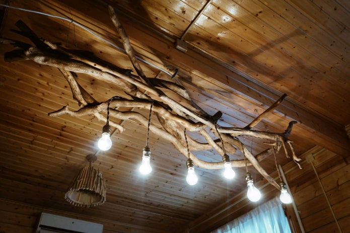 origineller Holzleuchter aus Zweigen