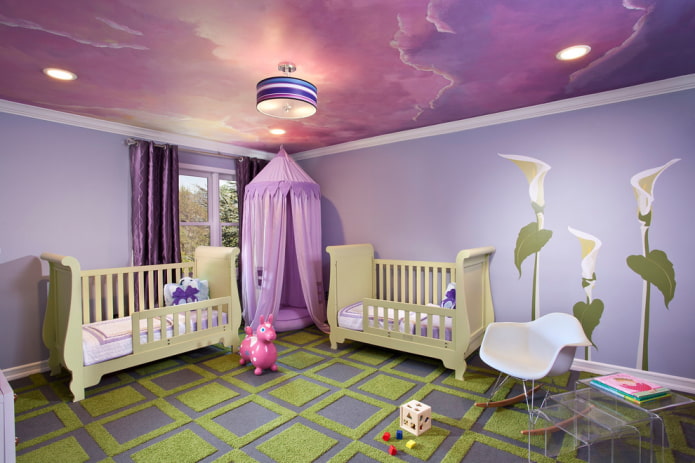 lila Deckenverkleidung im Kinderzimmer