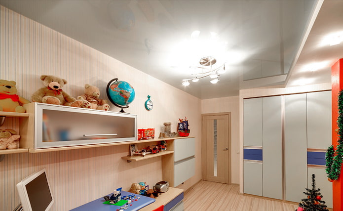 Graue Spanndecke im Kinderzimmer