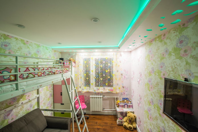 Deckenstruktur mit Beleuchtung im Kinderzimmer