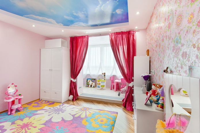 Himmel mit Wolken an der Decke im Kinderzimmer