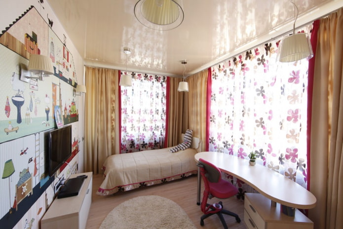 Glänzende Spanndecke im Kinderzimmer