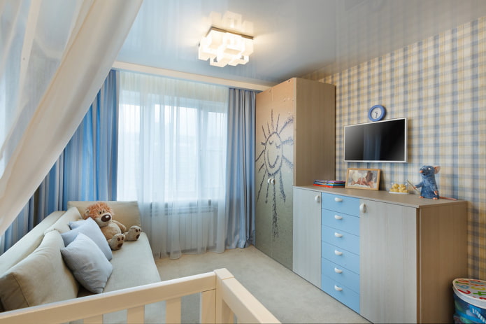 Glänzende Spanndecke im Kinderzimmer