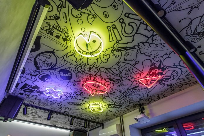 Decke mit Zeichnungen im Graffiti-Stil 