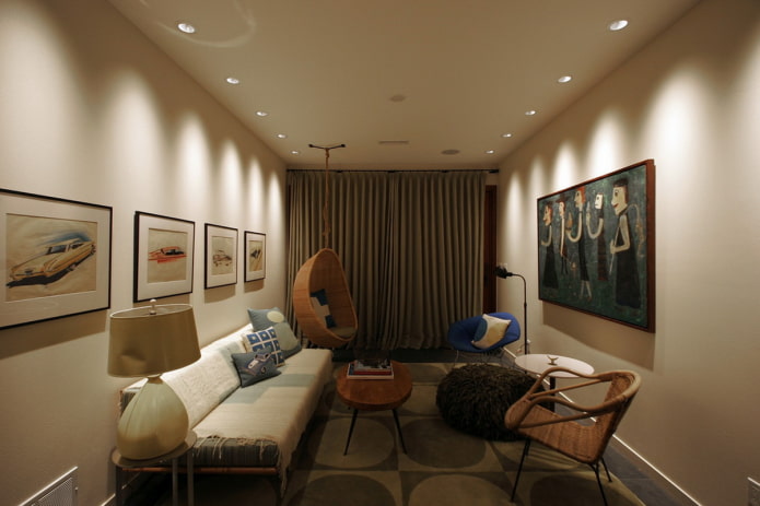 Deckenstrahler mit Spots im Wohnzimmer