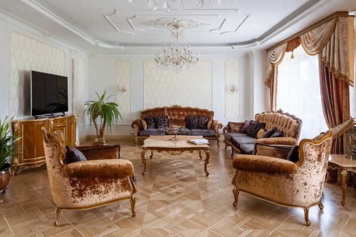 Decke im Flur im klassischen Stil
