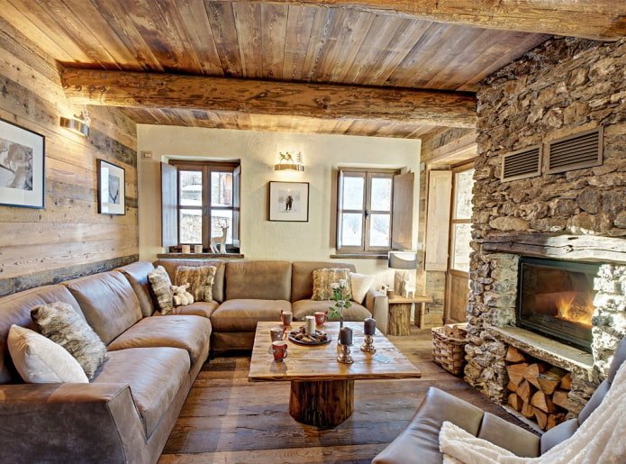 Decke in der Halle im Chalet-Stil
