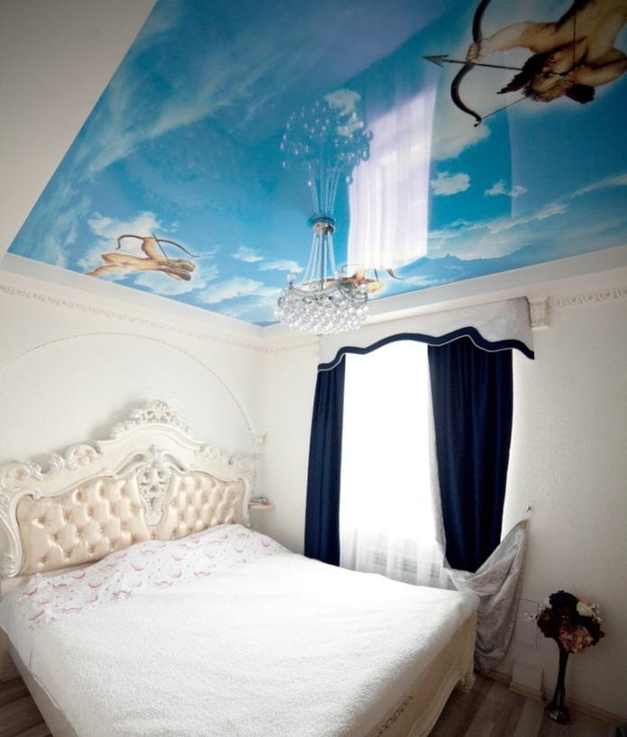 Fotodruck an der Decke im Schlafzimmer