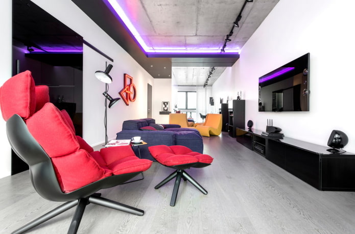 Decke mit Neon-Hintergrundbeleuchtung
