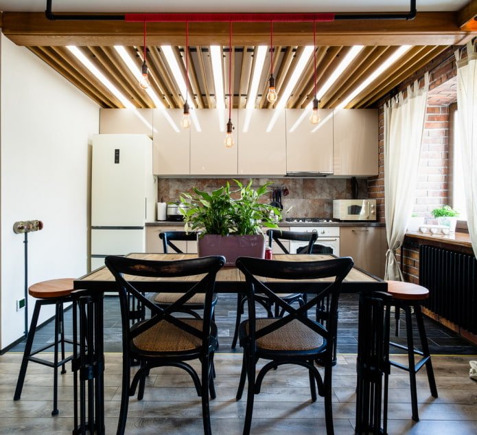 Küche im Loft-Stil mit Lamellen