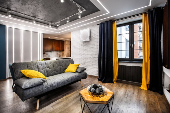 weiße und graue Decke in einer Wohnung mit niedrigen Decken