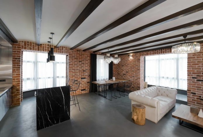 weiße Decke mit Balken