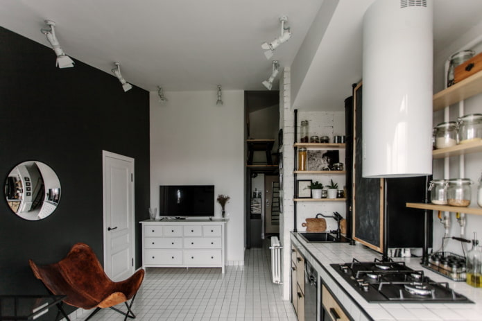 weiße Decke in einer Küche mit niedriger Decke