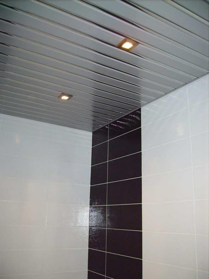 Lamellen-Hängekonstruktion im Badezimmer