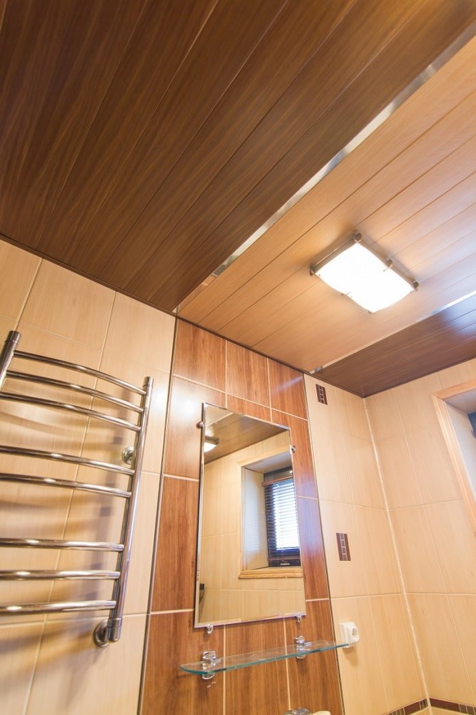 Kunststoff-Deckenpaneele im Badezimmer