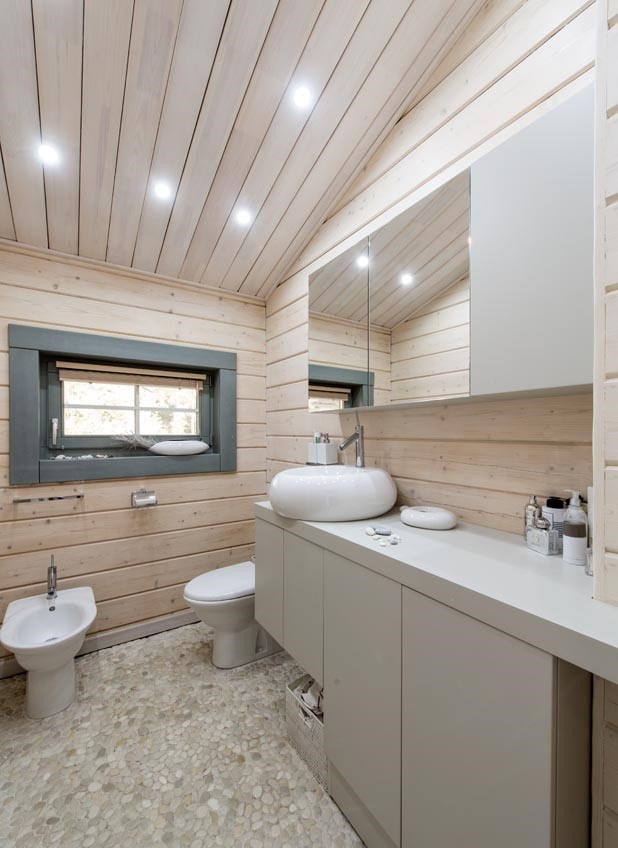 Holzdecke im Badezimmer