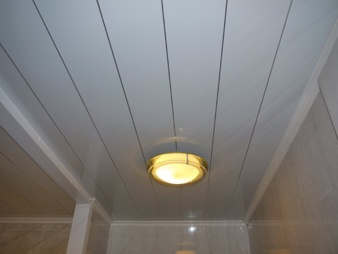 Kunststoff-Deckenpaneele im Badezimmer