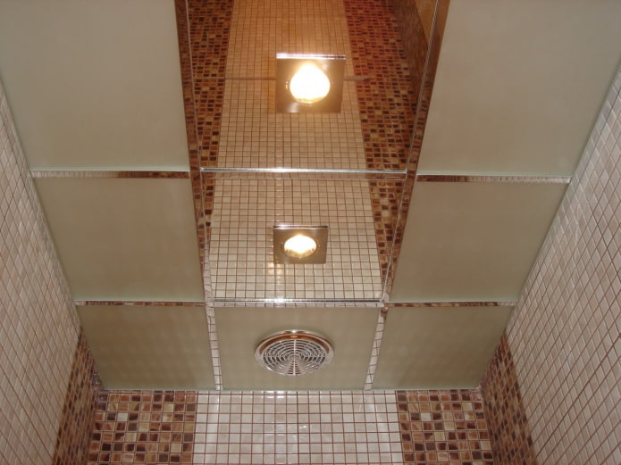 Spiegeldeckenkonstruktion im Badezimmer