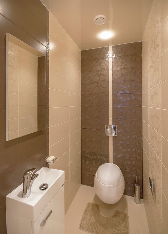 Beige Spanndecke im Badezimmer