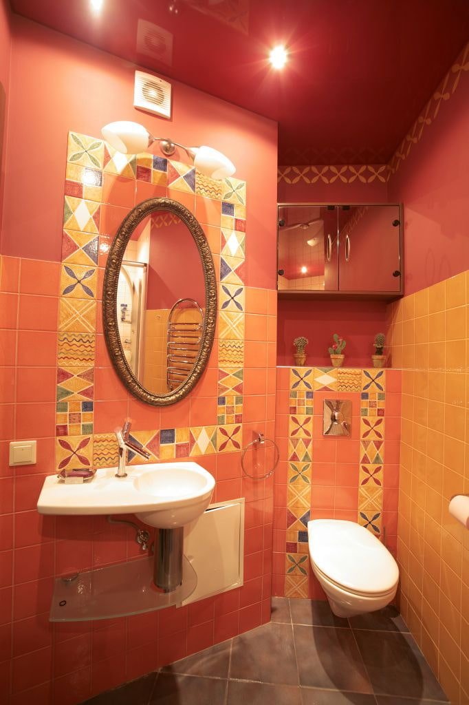 Rote Spanndecke im Badezimmer