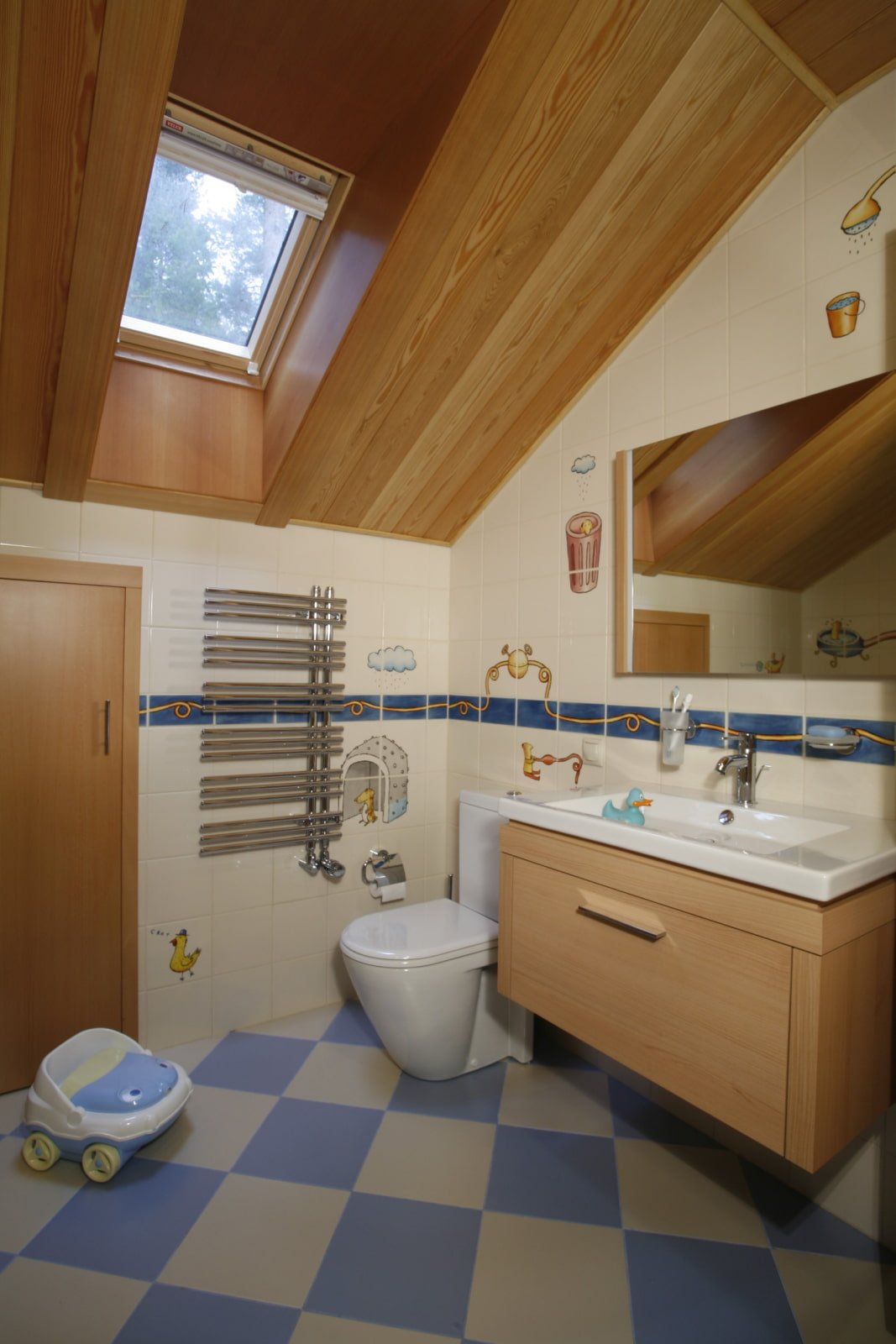 Decke im Badezimmer auf dem Dachboden