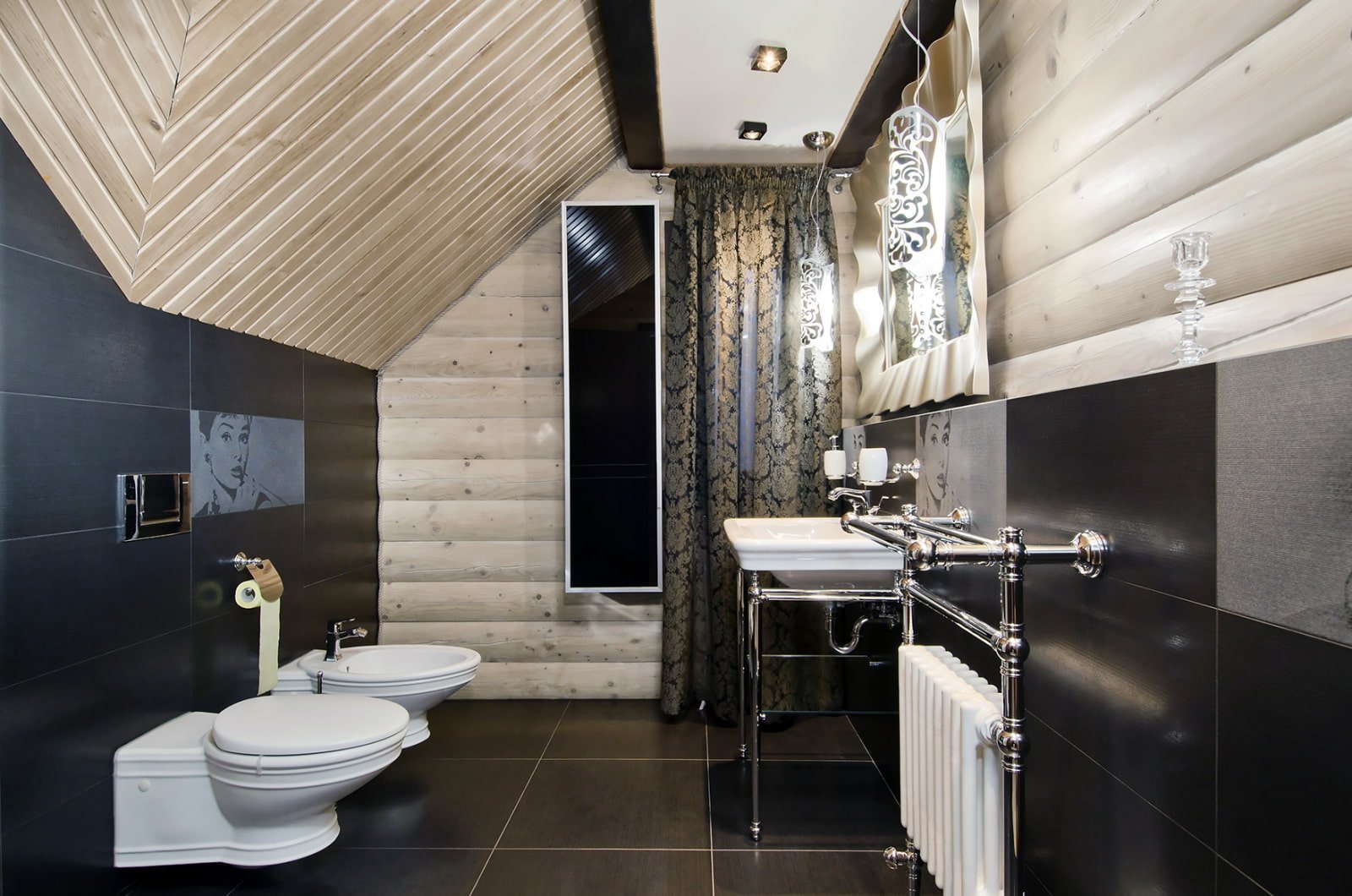 Decke im Badezimmer auf dem Dachboden