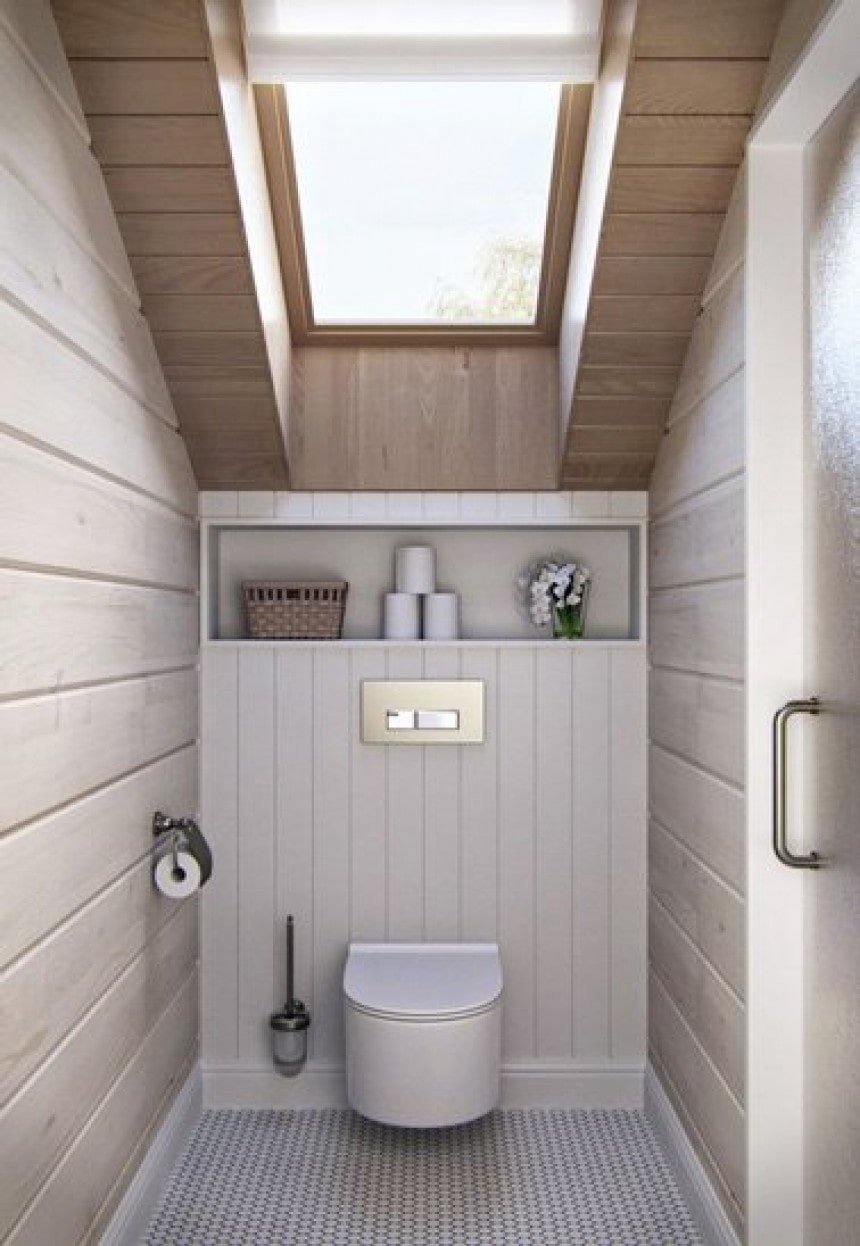 Decke im Badezimmer auf dem Dachboden