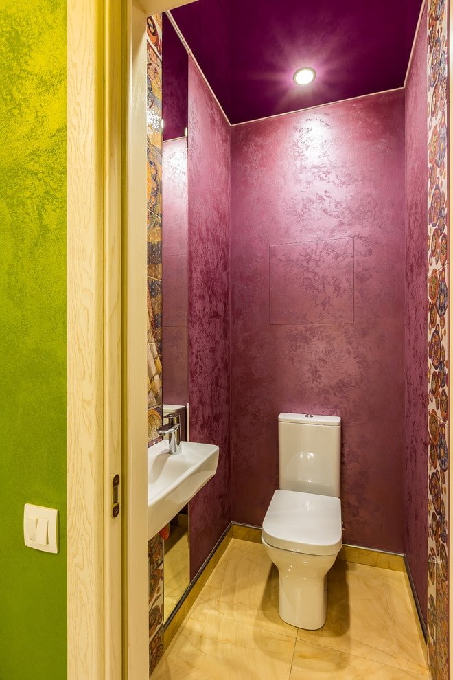 lila Deckenverkleidung im Badezimmer