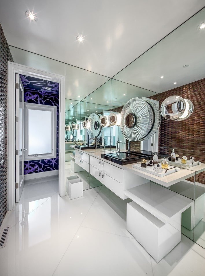 Decke mit Satin-Textur im Badezimmer